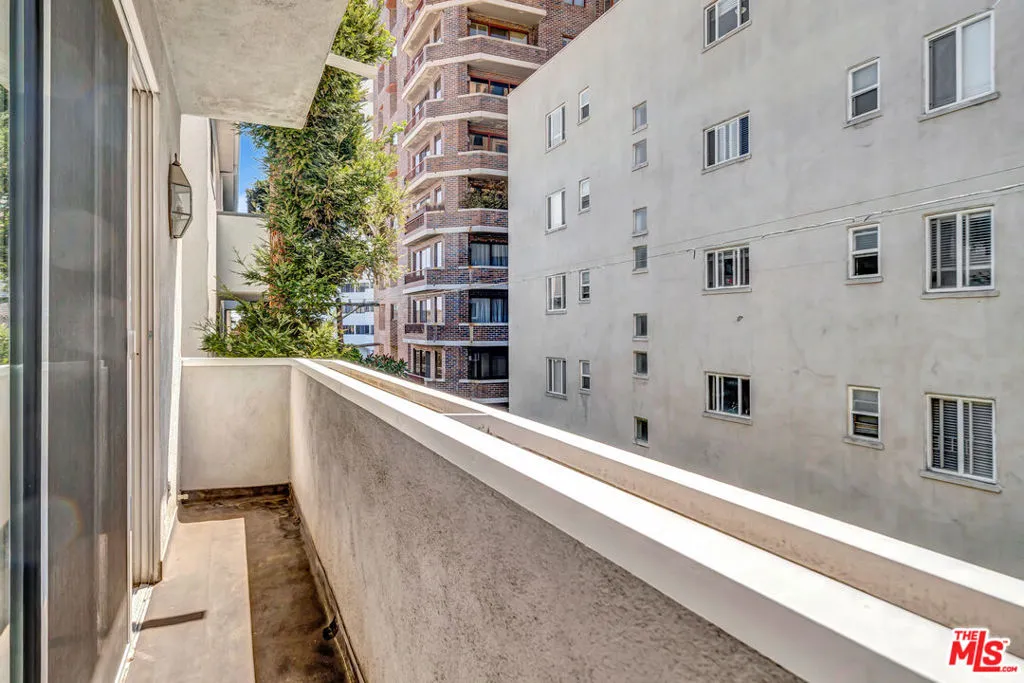 10531 Ashton Avenue 201, Los Angeles, California 90024 home-pic-23